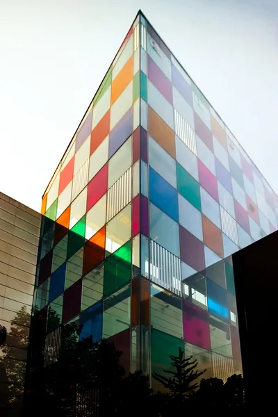 Modernes Gebäude mit glasfarbenen Wänden — Stockfoto