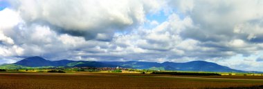 Güzel renkli kırsal manzara ışık kontrast alanları ile 