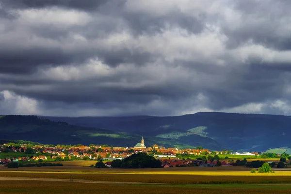 Krásné barevné Venkovská krajina s oblastmi kontrast světla — Stock fotografie
