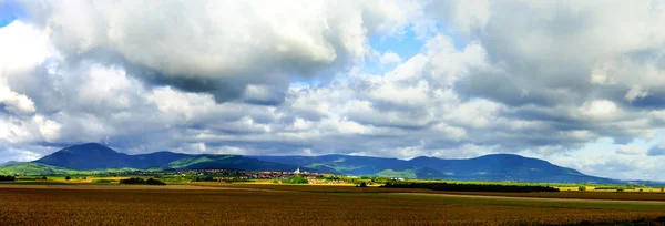 Bela paisagem rural colorida com áreas de contraste de luz — Fotografia de Stock