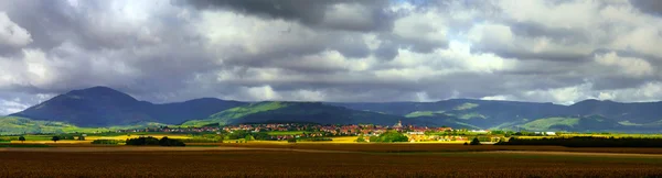 Bellissimo paesaggio rurale colorato con aree di contrasto di luce — Foto Stock