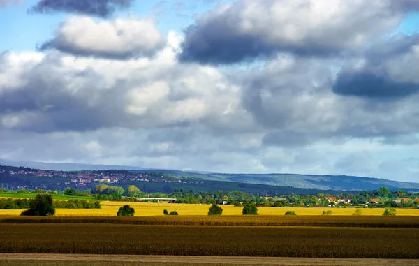 Schöne farbenfrohe ländliche Landschaft mit kontrastreichen Lichtflächen — Stockfoto