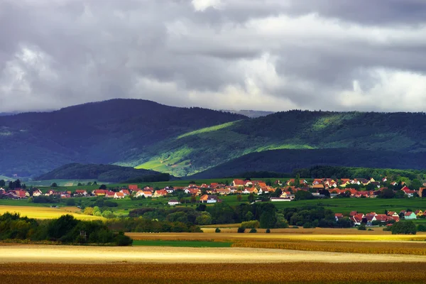 Vackra färgglada landsbygdens landskap med kontrast områden av ljus — Stockfoto