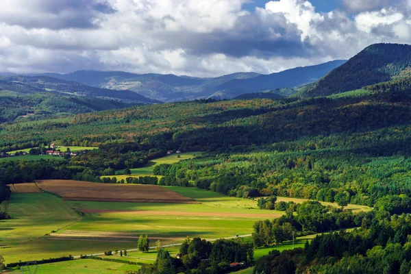 Panoramica maestosa sulla splendida valle dalla cima del hi — Foto Stock