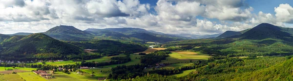 Majestuoso panorama del hermoso valle desde la cima del hi — Foto de Stock