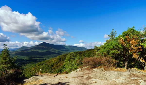 Majestätische Aussicht auf das wunderschöne Tal von der Spitze des — Stockfoto