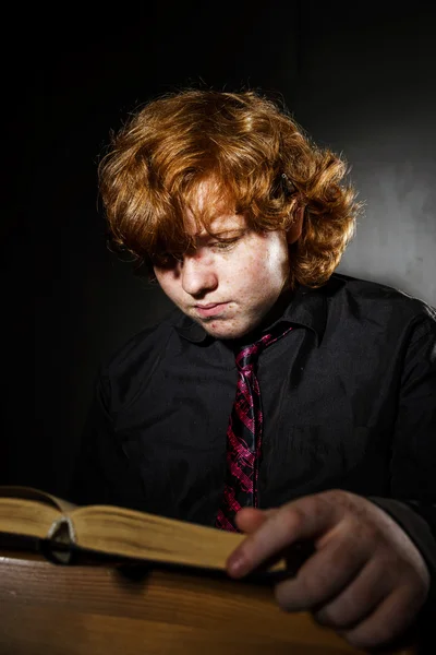 Ragazzo dai capelli rossi temerari lettura libro, concetto di istruzione — Foto Stock