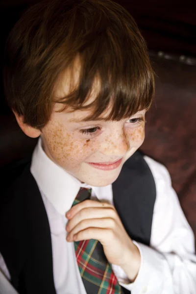 Συγκινητικό πορτρέτο της κοκκινομάλλα φακιδωμένος αγόρι, η έννοια της παιδικής ηλικίας — Φωτογραφία Αρχείου