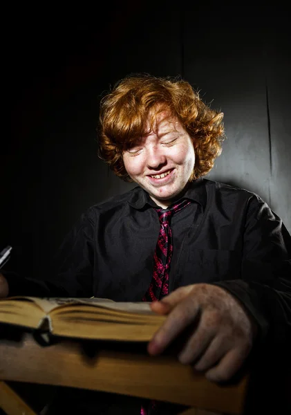 そばかす赤毛の十代の少年読書本、教育概念 — ストック写真
