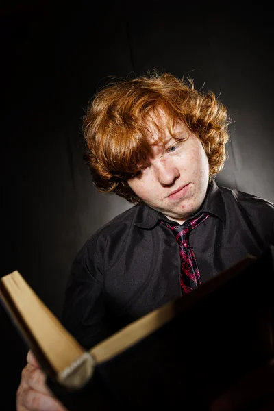 Ragazzo dai capelli rossi temerari lettura libro, concetto di istruzione — Foto Stock