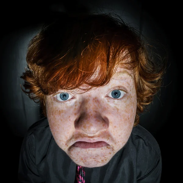 Emotionele portret van roodharige sproeterig jongen, kindertijd concept — Stockfoto
