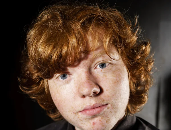 Ritratto emotivo di ragazzo lentigginoso dai capelli rossi, concetto di infanzia — Foto Stock