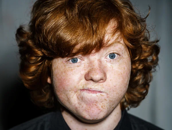 Emotionales Porträt eines rothaarigen sommersprossigen Jungen, Kindheitskonzept — Stockfoto