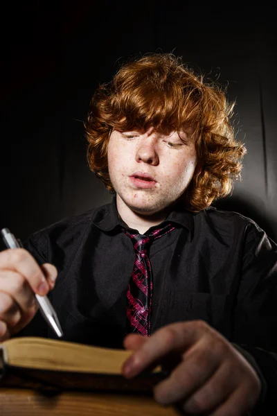 Rêve rousse adolescent garçon aux cheveux roux lecture livre, concept éducatif — Photo