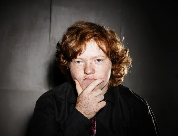 赤毛のそばかす少年、小児コンセプトの感情的な肖像画 — ストック写真