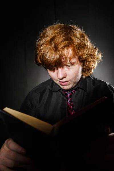 花着红头发的十几岁男孩读书，教育理念 — 图库照片