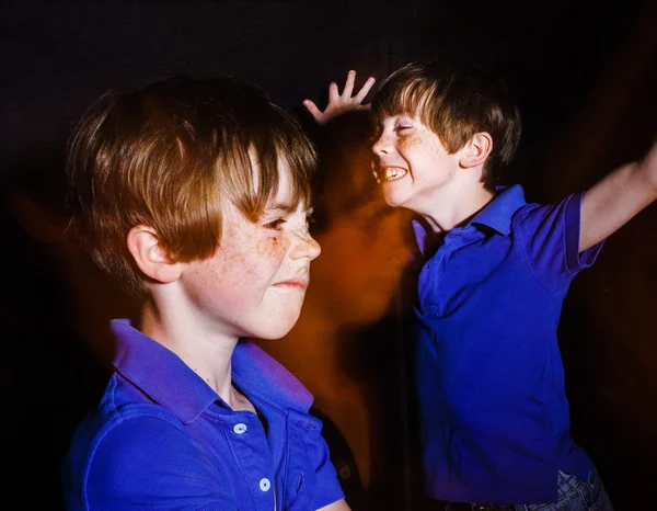 Ritratto a doppia esposizione del ragazzo lentigginoso emotivo dai capelli rossi — Foto Stock