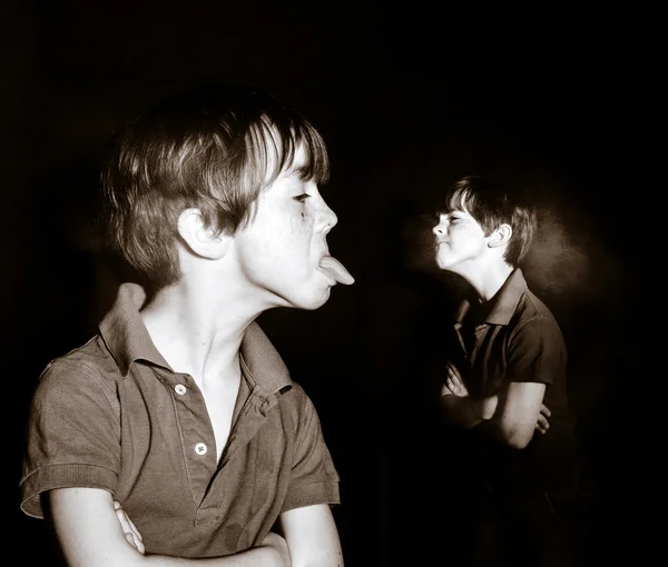 Doppelbelichtetes Porträt eines rothaarigen emotionalen sommersprossigen Jungen — Stockfoto