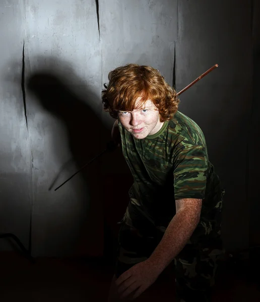 Roodharige sproeterig vet jongen die zich voordeed als een soldaat — Stockfoto