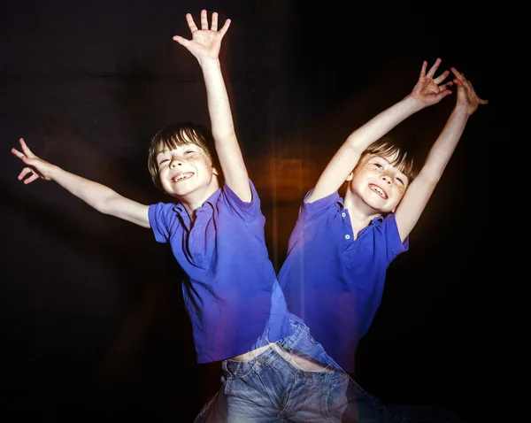 Doppelbelichtetes Porträt eines rothaarigen emotionalen sommersprossigen Jungen — Stockfoto