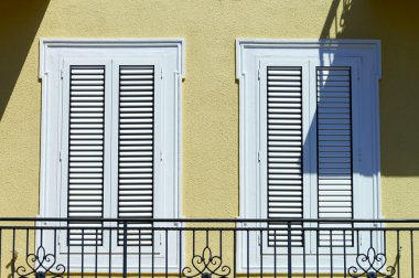 Pencere kepenkleri closeup manzaralı, deniz resort güneşli günde