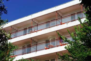 Balkonda deniz resort, güneşli bir gün, turistik kavramı ile ev.