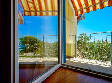 Dairelerin iç güzel manzara denize. Balkon zekâ