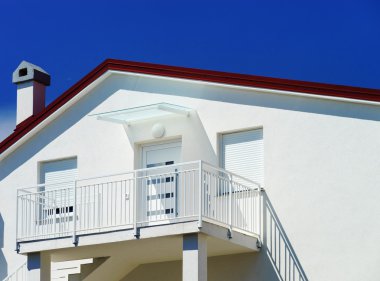 Balkonda deniz resort, güneşli bir gün, turistik kavramı ile ev.