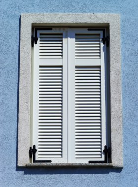 Pencere kepenkleri closeup manzaralı, deniz resort güneşli günde