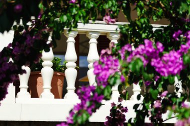 Balkonda deniz resort, güneşli bir gün, turistik kavramı ile ev.