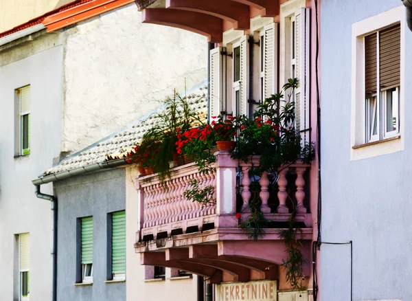 Casa con balcón en complejo marítimo, día soleado, concepto turístico . — Foto de Stock