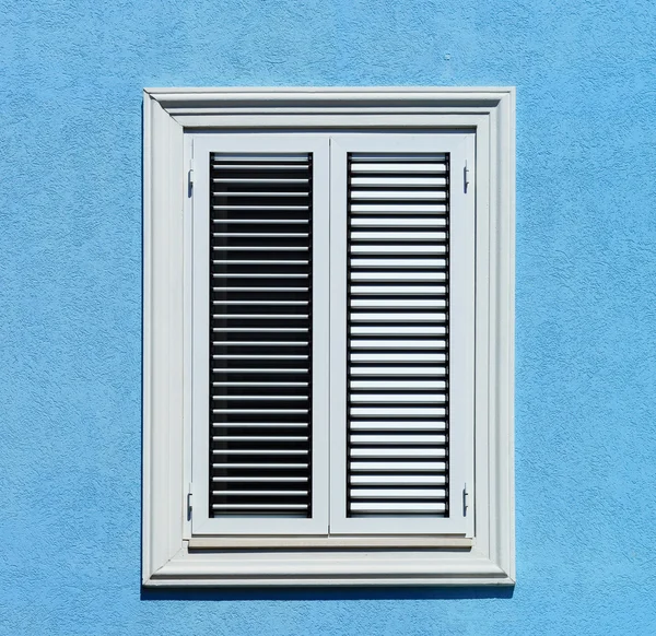 Ventana con persianas vista de primer plano, día soleado en complejo turístico de mar —  Fotos de Stock