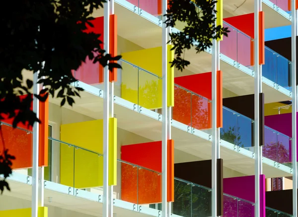 Mooie kleurrijke fasade van nieuwe hotel over sea resort. — Stockfoto