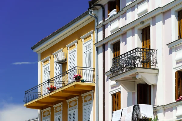 Casa con balcón en complejo marítimo, día soleado, concepto turístico . —  Fotos de Stock