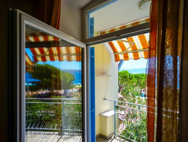 Bella vista sul mare dall'interno degli appartamenti. Balcone arguzia — Foto Stock