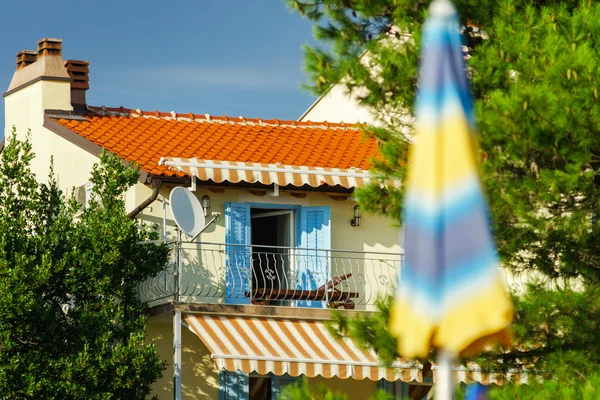 Gammal renoverad villa på Adriatiska havet resort — Stockfoto