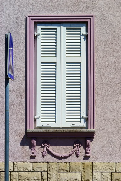Window with shutters closeup view, sunny day on sea resort — Stock Photo, Image