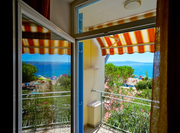 Schöne Aussicht auf das Meer aus dem Inneren der Wohnungen. Balkonwitz — Stockfoto