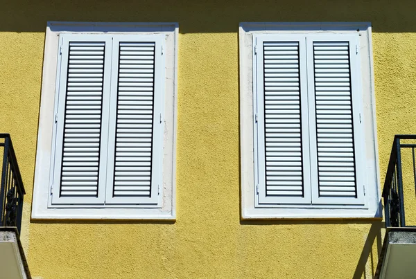 Ventana con persianas vista de primer plano, día soleado en complejo turístico de mar — Foto de Stock