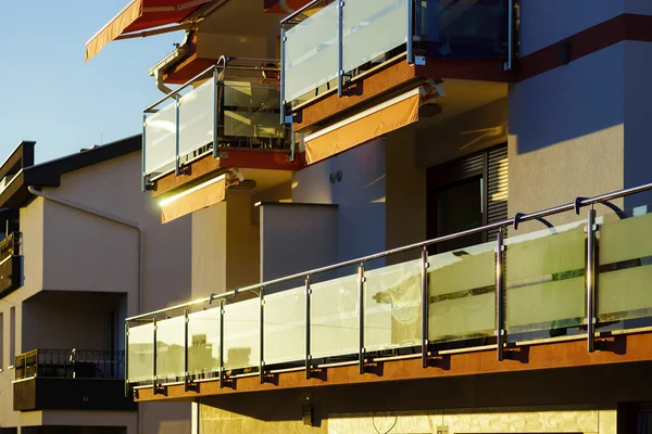 Balkon z przeszkloną ścianą w nowoczesny ośrodek apartment — Zdjęcie stockowe