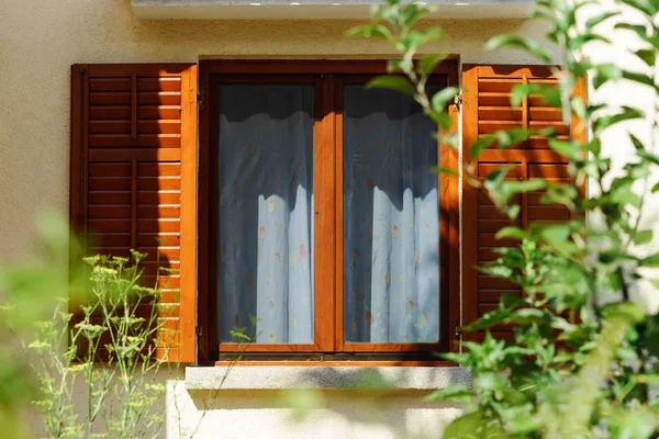 Window with shutters closeup view, sunny day on sea resort — Stock Photo, Image