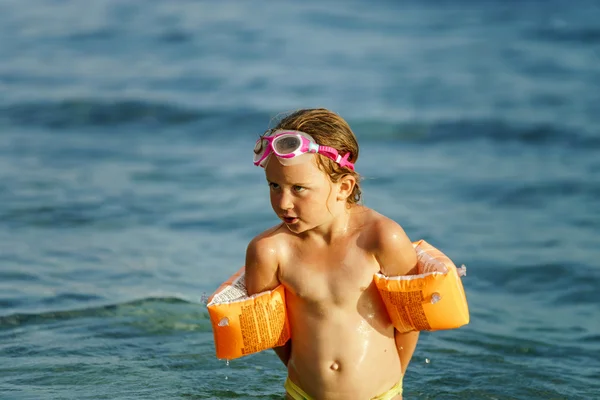 Linda niña nadando en el mar con ala de agua — Foto de Stock