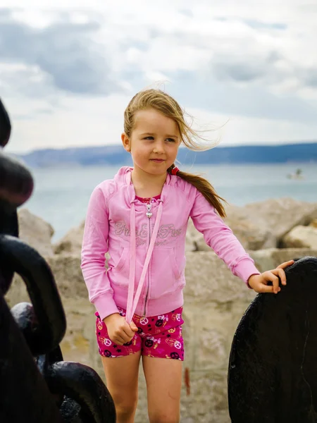 Deniz gemi çapa ile sevimli küçük kız — Stok fotoğraf