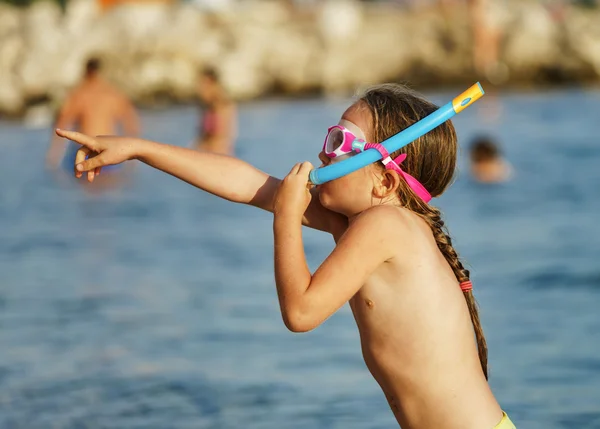 Niña nadando en el mar con máscara de agua — Foto de Stock