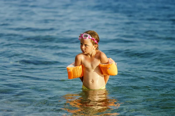 Linda niña nadando en el mar con ala de agua — Foto de Stock