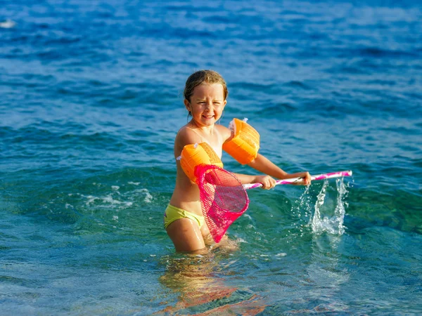 Sevimli küçük kız su kanat ile denizde Yüzme — Stok fotoğraf