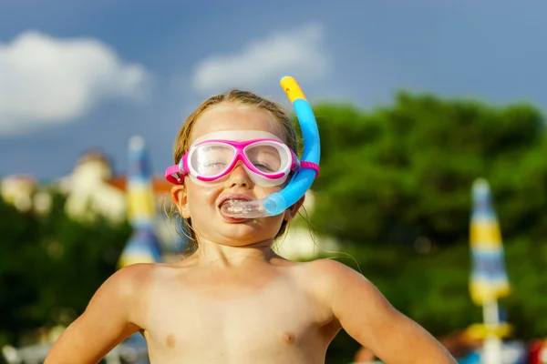 Little girl swimming in the sea with water mask — Stock Photo, Image