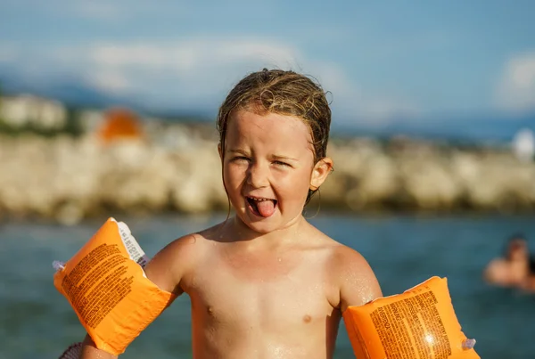 Linda niña nadando en el mar con ala de agua — Foto de Stock