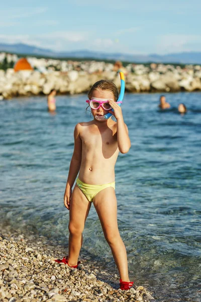 Little girl swimming in the sea with water mask — Stock Photo, Image