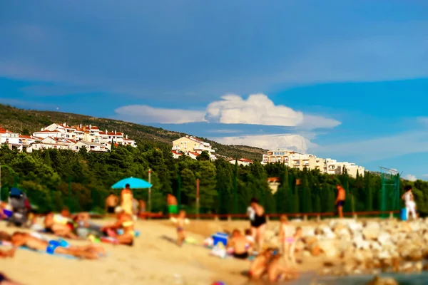 Вид на пляж в теплую погоду на морском курорте — стоковое фото